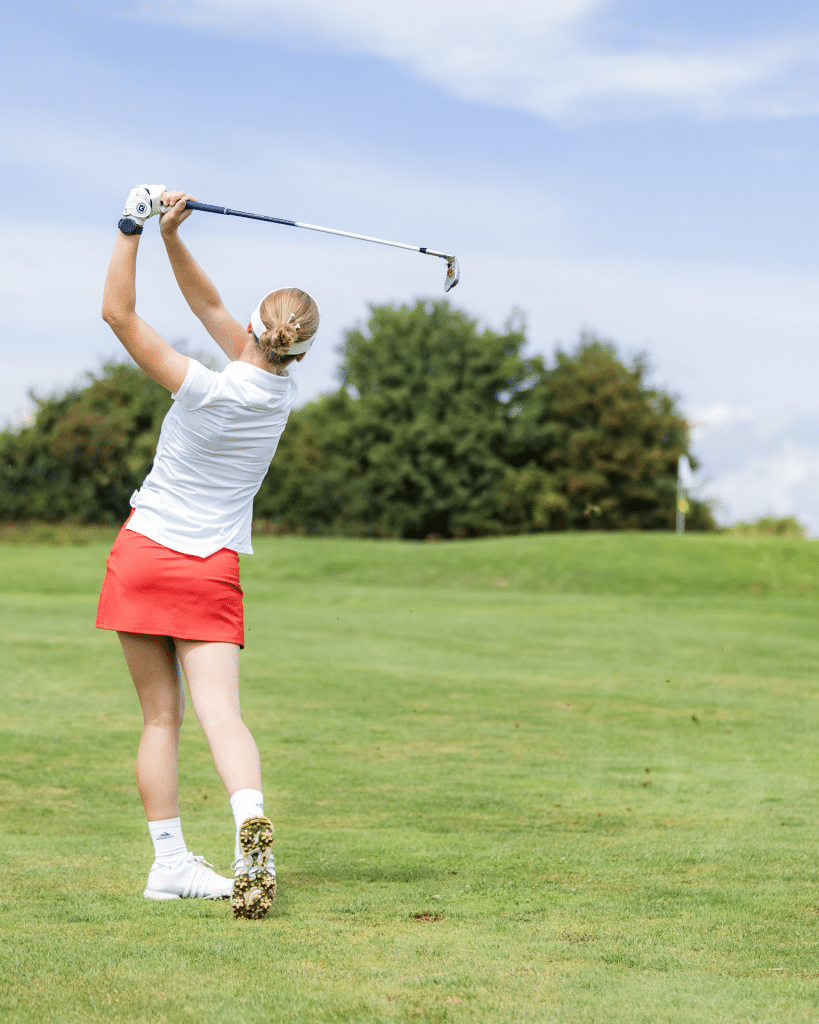 Golfspielerin im vollen Schwung-Durchschwung auf dem Fairway beim Charity-Golfturnier von Round Table 98 Bayreuth