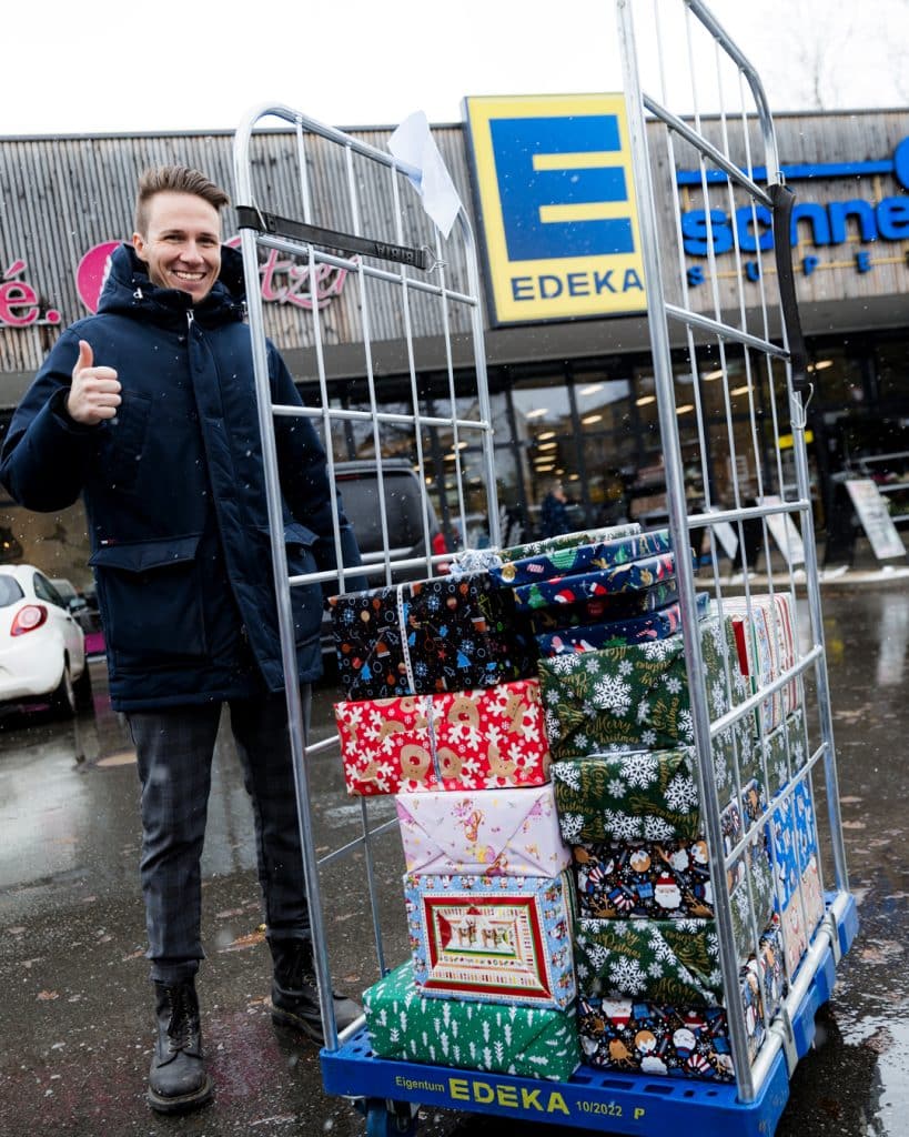 Mitwirkung beim Weihnachtspäckchen-Konvoi.