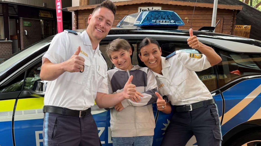 Christoph Thomsen und Katja Hoppert mit Anton vor dem Streifenwagen