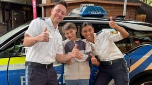 Christoph Thomsen und Katja Hoppert mit Anton vor dem Streifenwagen